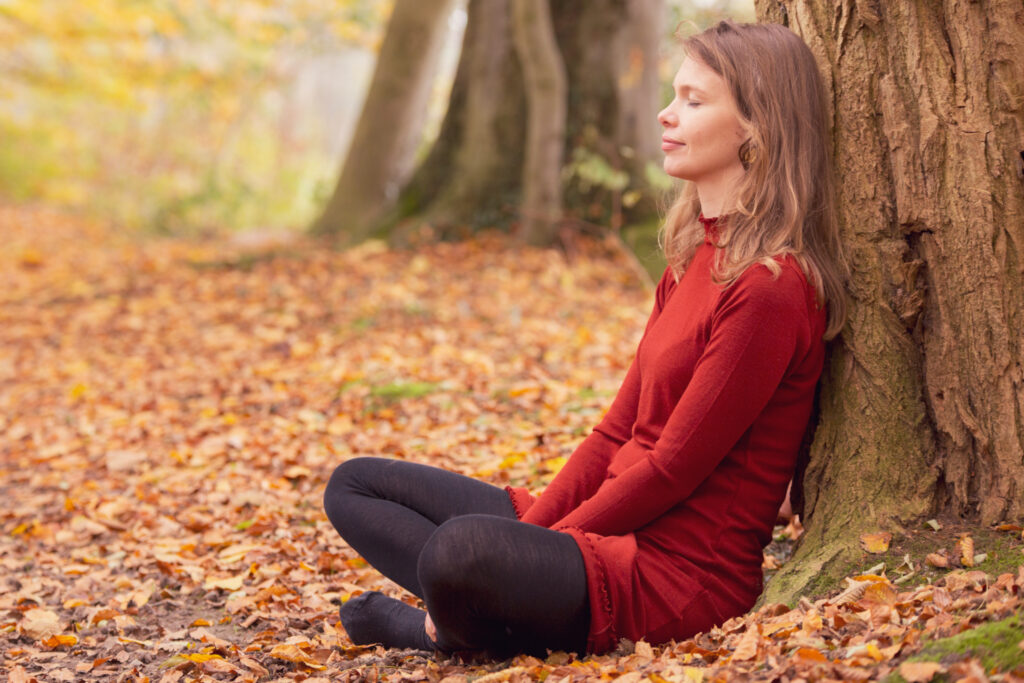 Ires Roeterd tijdens een les zwangerschapsyoga