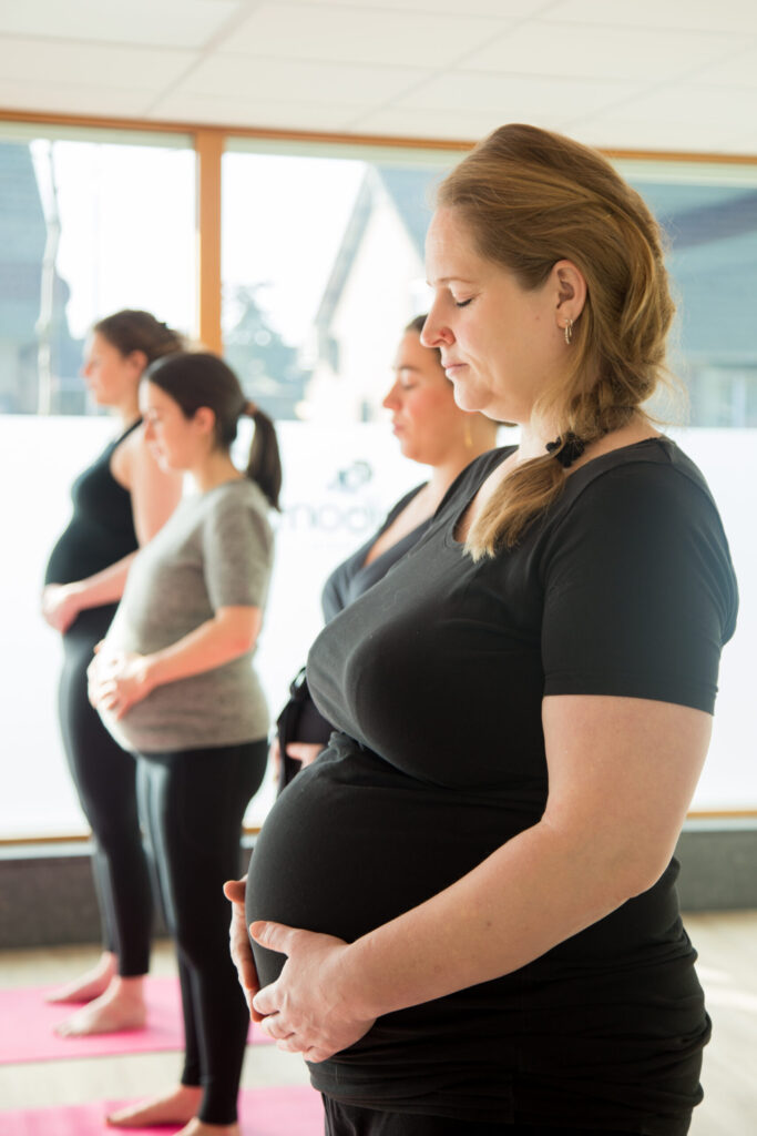 Zwangere vrouw tijdens de zwangerschapsyoga bij Ires in Twello