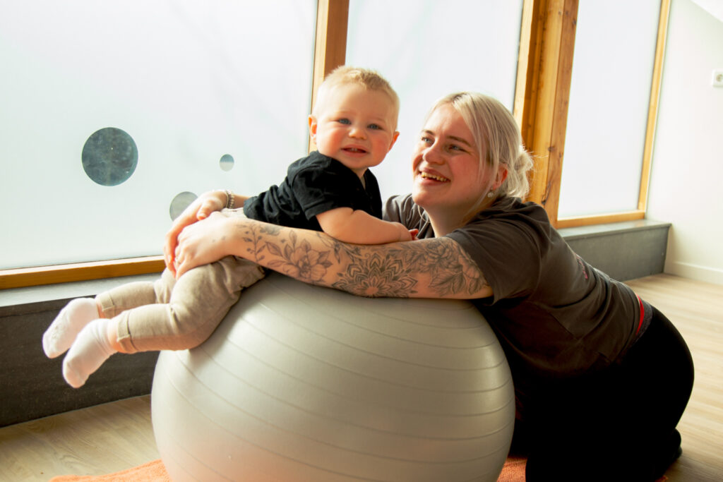 Moeder en baby samen op de yogabal