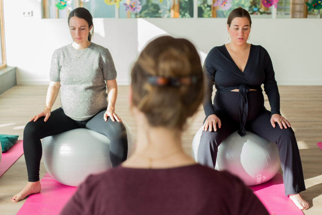 Zwangerschapsyoga in de groep bij Ires in Twello