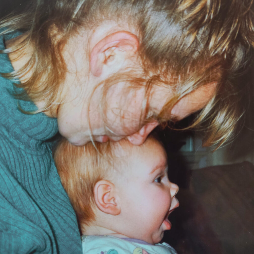 Een moeder geeft haar baby een kus