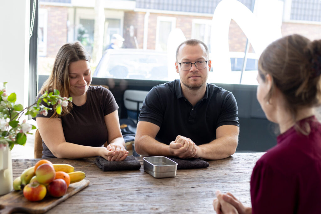 Een stel aan tafel tijdens de BevalWorkshop met partner
