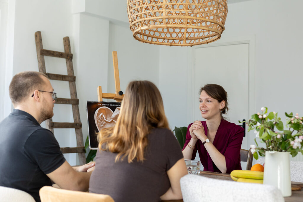 Ires bespreekt de bevalling met een stel tijdens de BevalWorkshop